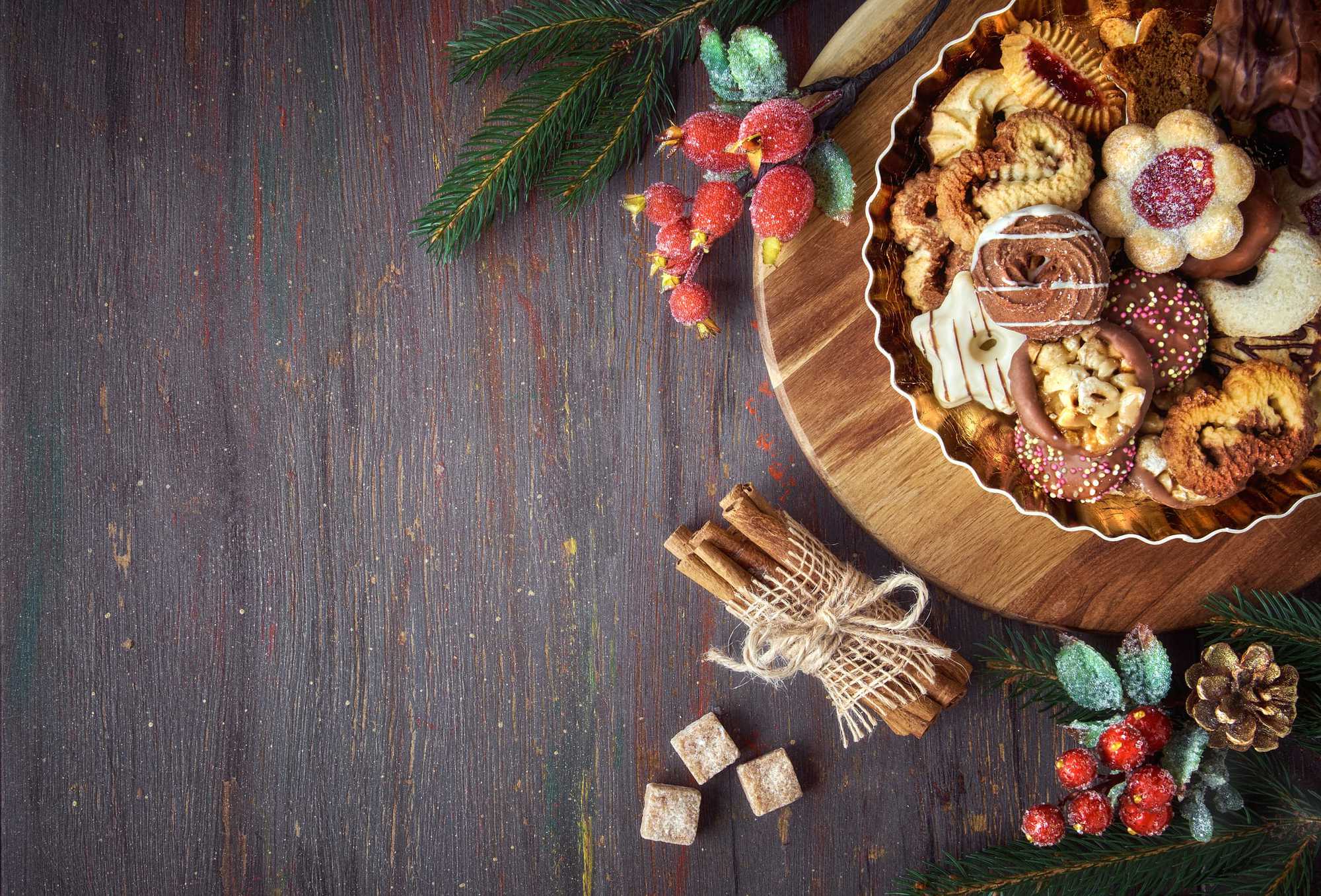 Weihnachtskekse auf Holzbrett