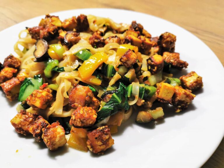 Wokgemüse mit Reisnudeln und knusprigem Sesam-Tofu