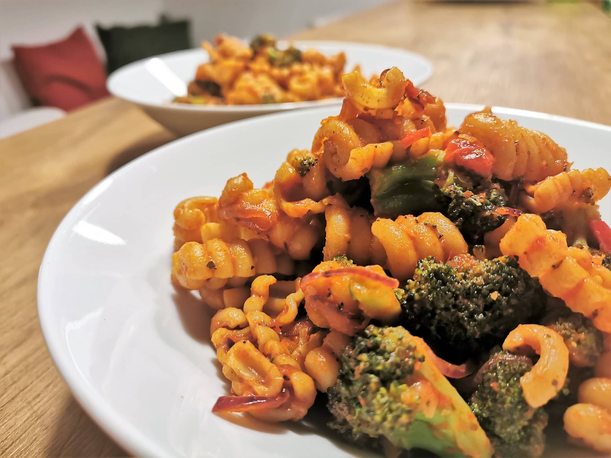 Brokkoli Pasta angerichtet in einem weißen Teller.