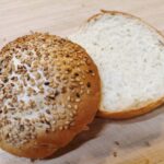 Klassische Burger Buns goldbraun gebacken, innen flaumig zart und außen mit Sesam bestreut.