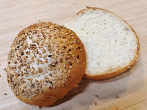 Klassische Burger Buns goldbraun gebacken, innen flaumig zart und außen mit Sesam bestreut.