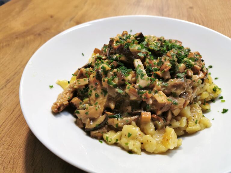 Geschnetzeltes nach Boeuf Stroganoff Art mit Nockerln