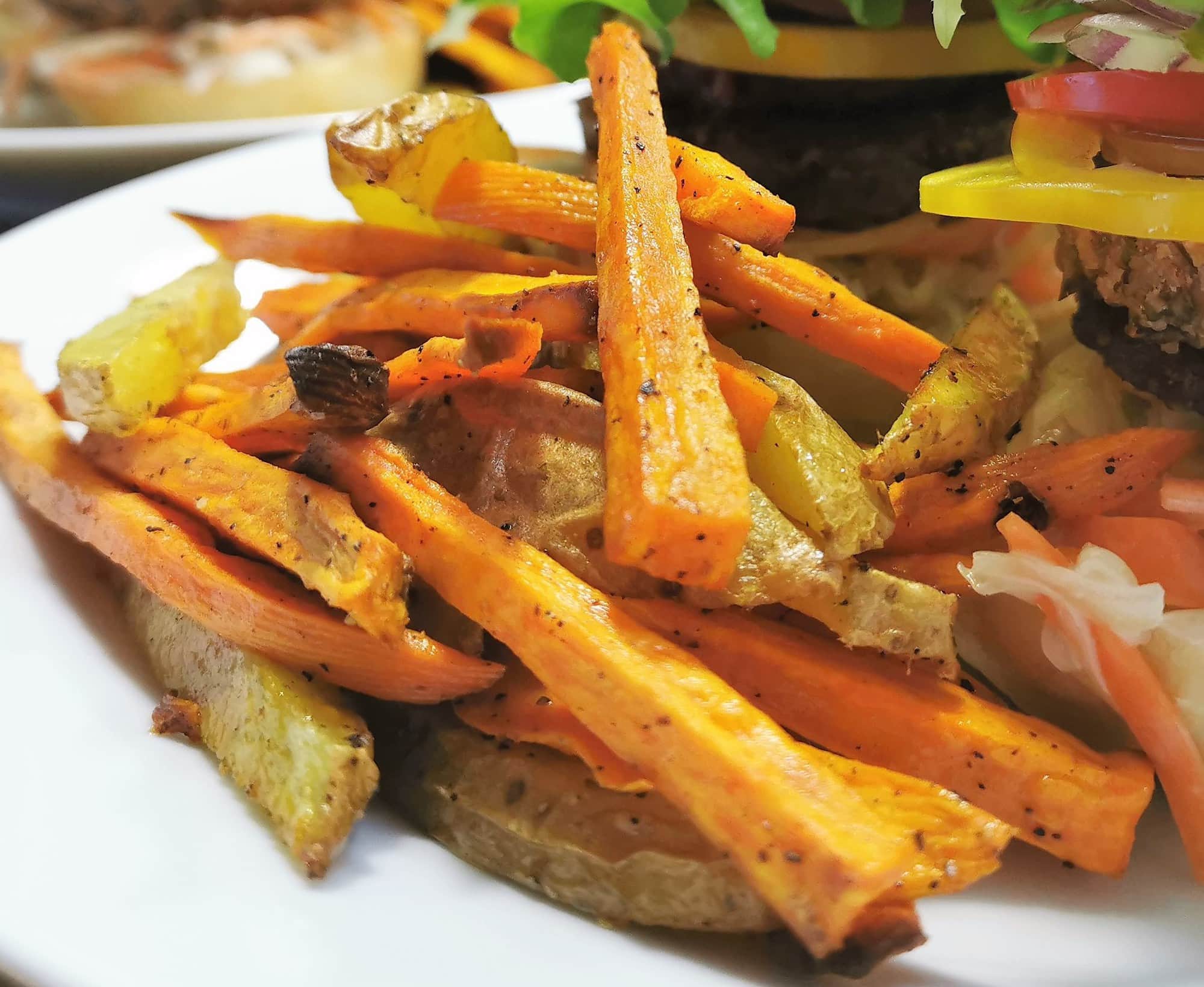 Pommes von Erdäpfeln und Süßkartoffeln als passende Beilage zu Burgern.