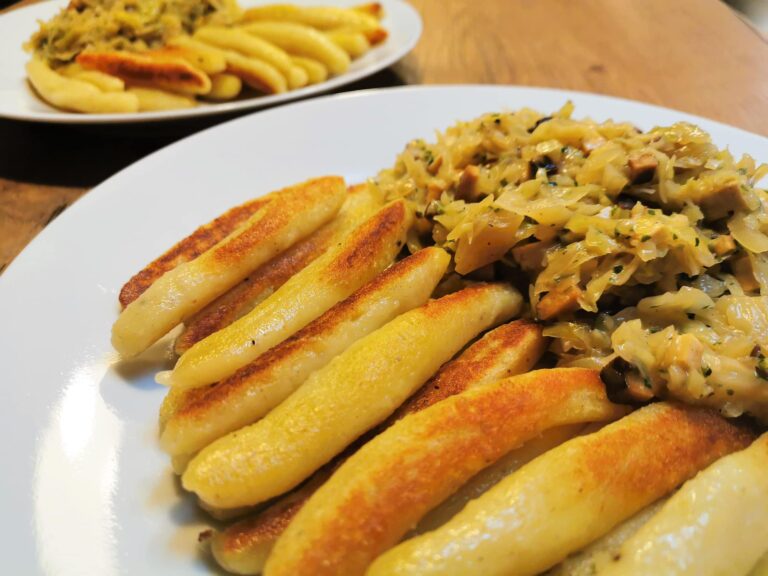 Schupfnudeln mit Rahmkraut und Tofu-Speck