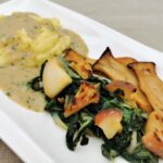 Navet-Mangold Gemüse mit Erdäpfelpürree, Kräuterrahmsauce und gegrillten Kräuterseitlingen, angerichtet auf einem weißen Teller