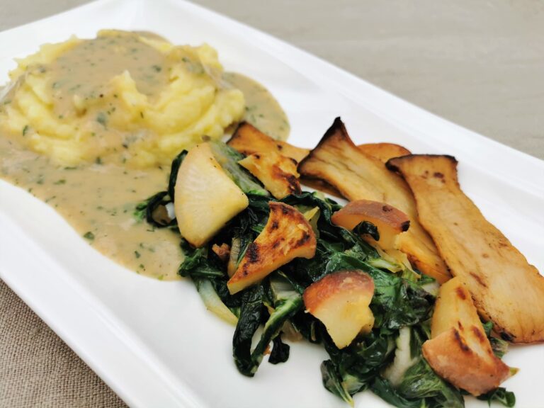 Navet-Mangold Gemüse mit Erdäpfelpürree, Kräuterrahmsauce und gegrillten Kräuterseitlingen