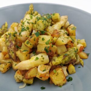 Spargel-Erdäpfel-Gröstl mit weißem und grünem Spargel und Kräutern, serviert in einem graublauen Suppenteller