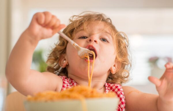 Kleines Mädchen isst Spaghetti/Pasta