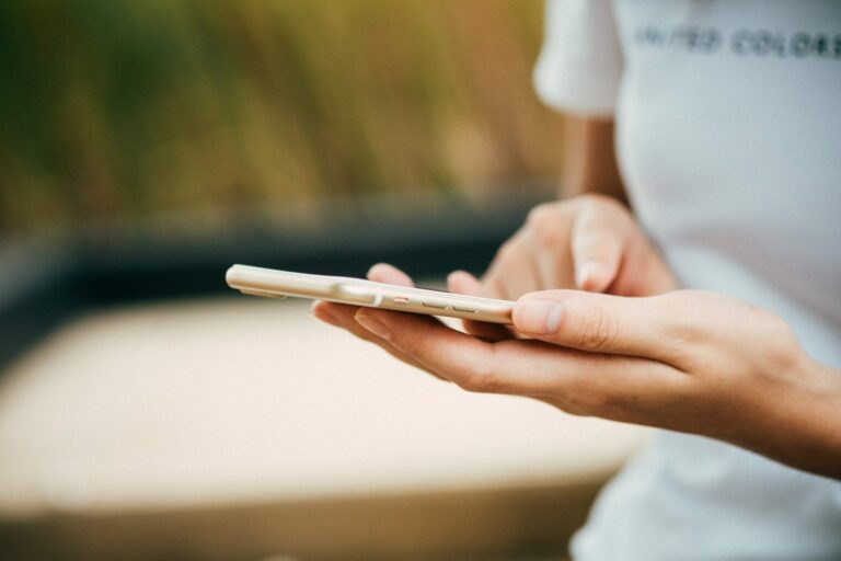 Frau mit Smartphone in der Hand