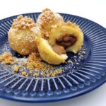 Nougatknödel auf blauem Teller