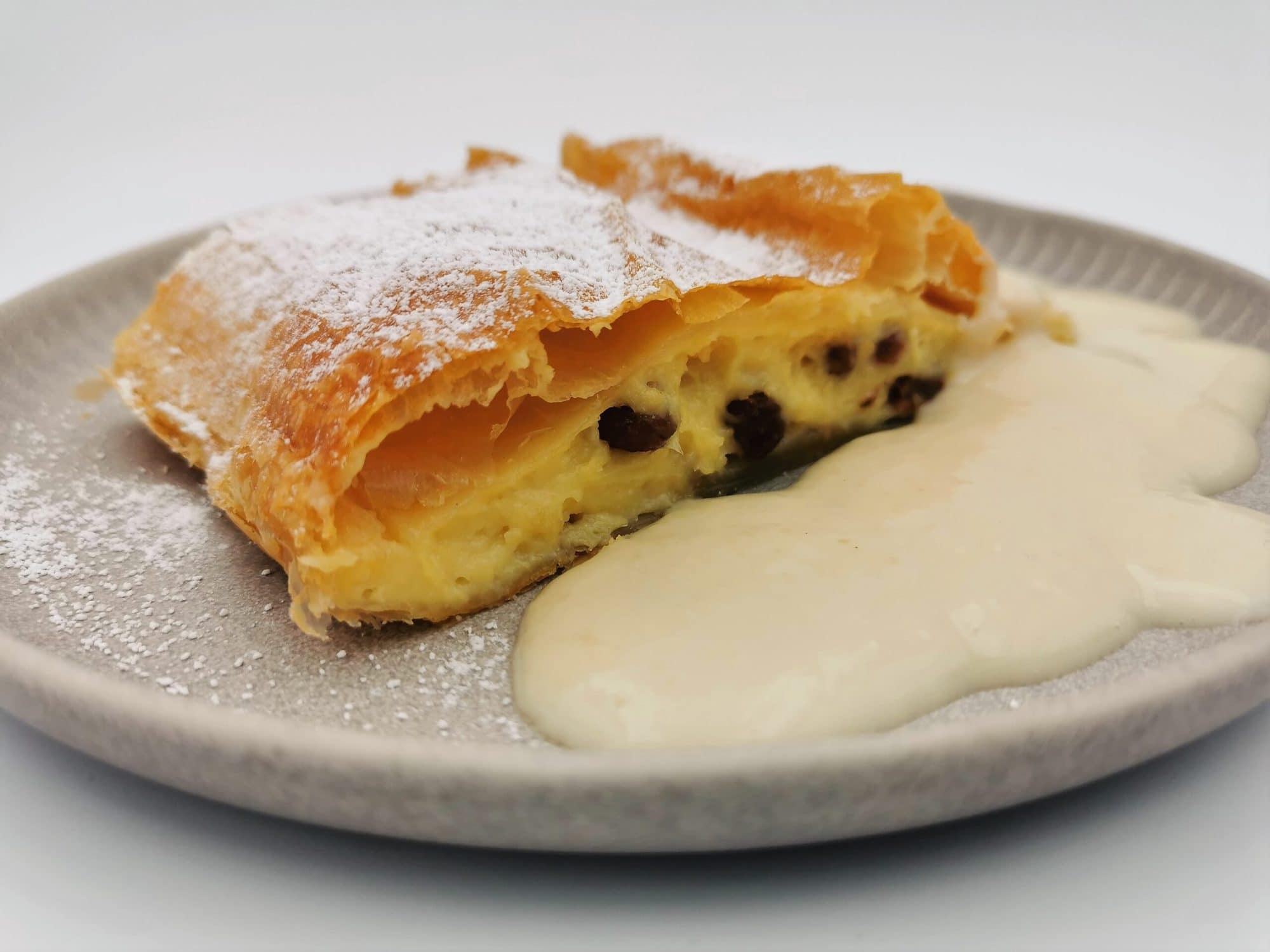 Topfenstrudel mit Vanillesauce - Leben in Balance