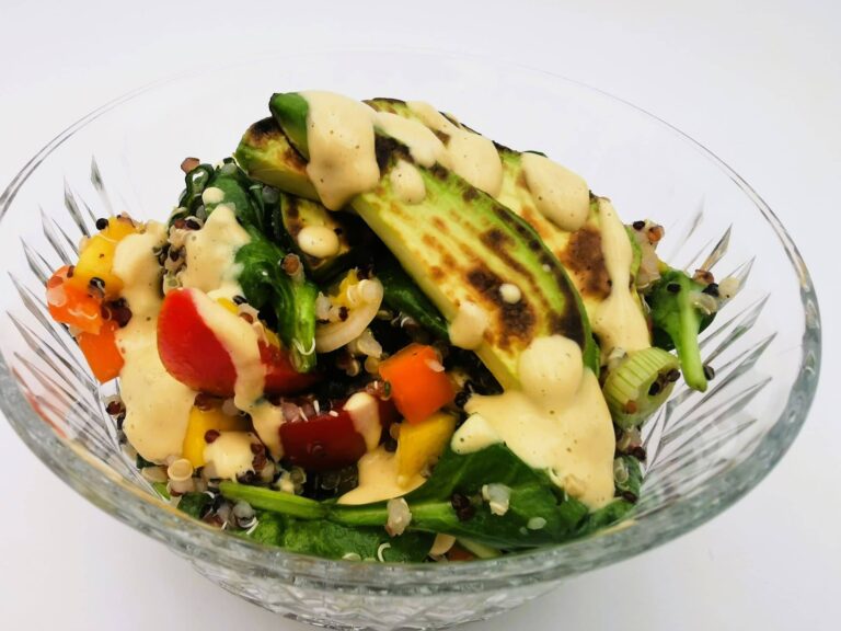 Fruchtig bunter Quinoa-Salat mit gegrillten Avocados