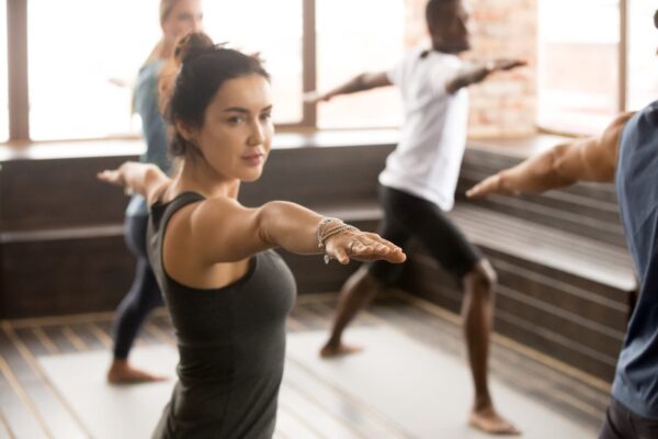 Der Tanz der Krieger, einer der bekanntesten Yoga-Flows, kann es schon ganz schön ins sich haben. Stabilität, Konzentration und die korrekte Ausrichtung für diese Position bringen dich gerne ins Schwitzen.