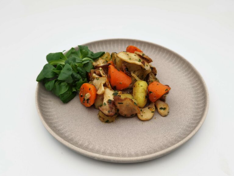 Erdäpfel-Karotten-Schwammerl Gröstl